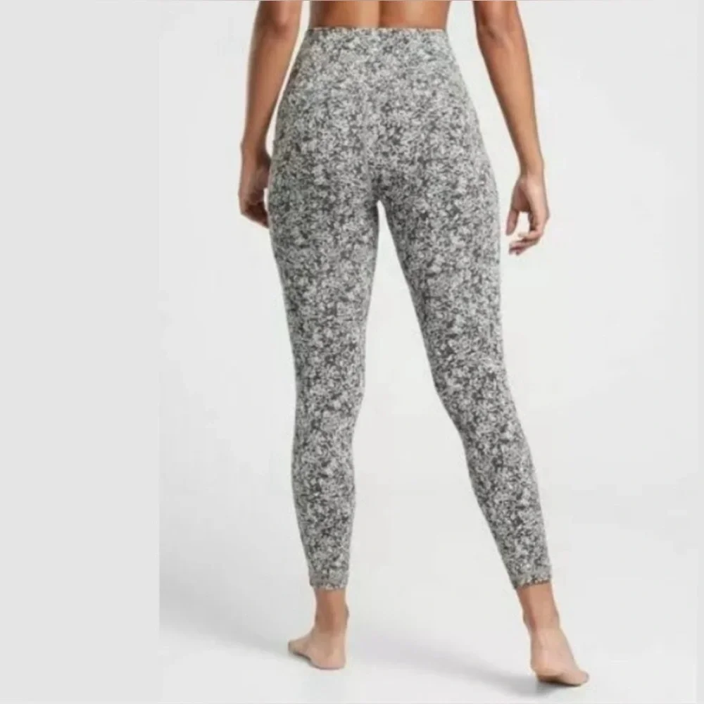 Athleta salutation stash pocket II 7/8 tight leggings size M - Picture 2 of 11